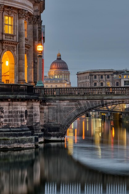 Photo detailed view of the museum island in berlin at dawn with the reconstructed city palace in the back