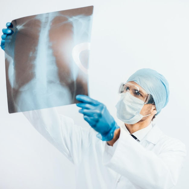 Detailopname. arts die naar de röntgenfoto van de longen kijkt. foto met een kopie-ruimte.