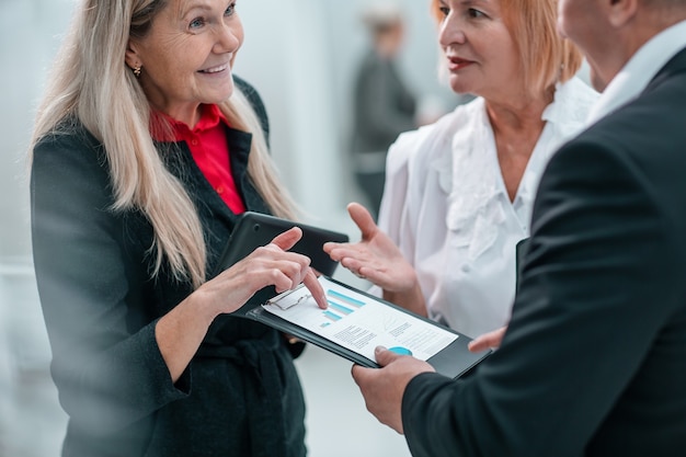 Detailopname . bekwame zakenvrouw in gesprek met haar collega