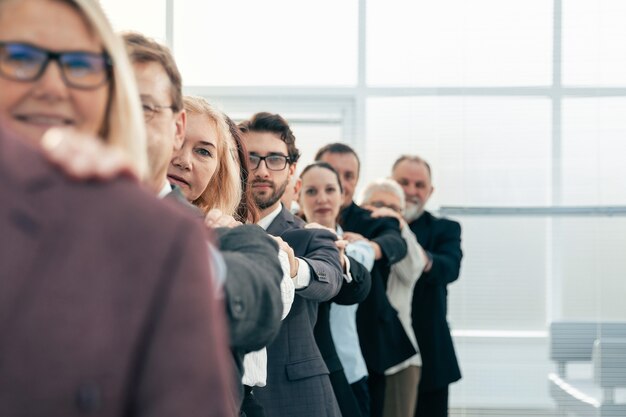 Detailopname. diverse zakenmensen in de rij staan