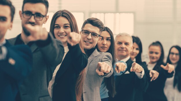 Detailopname. een groep diverse zakenmensen die naar voren wijzen