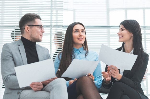 Detailopname. een groep medewerkers die de vragenlijst voor het interview bespreekt. bedrijfsconcept