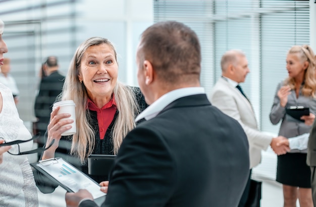 detailopname. een groep medewerkers die een financieel verslag bespreken. kantoor weekdagen