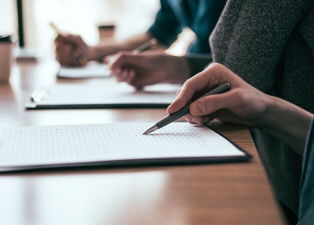 Detailopname. een groep medewerkers werkt met zakelijke documenten. bedrijfsconcept.