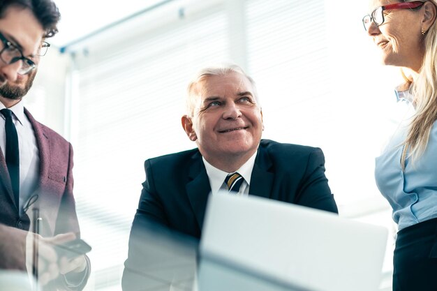 Detailopname. gelukkig business team kijken naar het scherm van de laptop. bedrijfsconcept