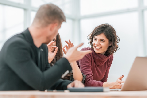 Detailopname. groep jongeren die online nieuws bespreken