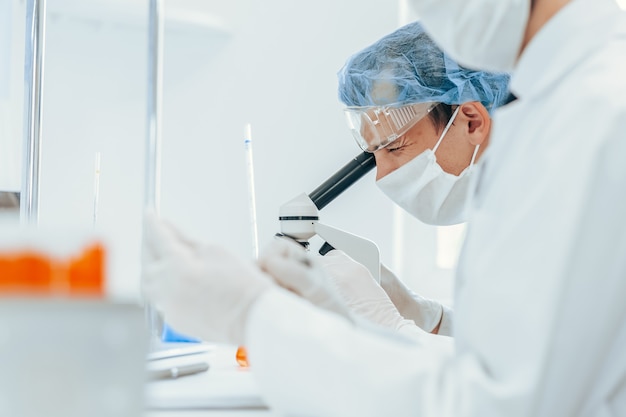 Detailopname. groep virologen in beschermende kleding werkt in het laboratorium. foto met een kopie-ruimte.