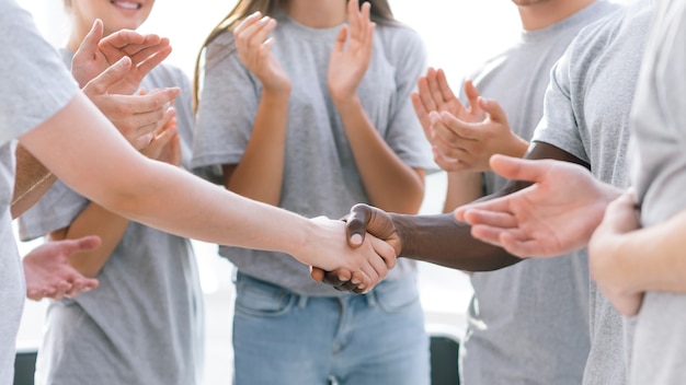 Detailopname. handdruk van de deelnemers aan het internationale seminarie. zaken en onderwijs