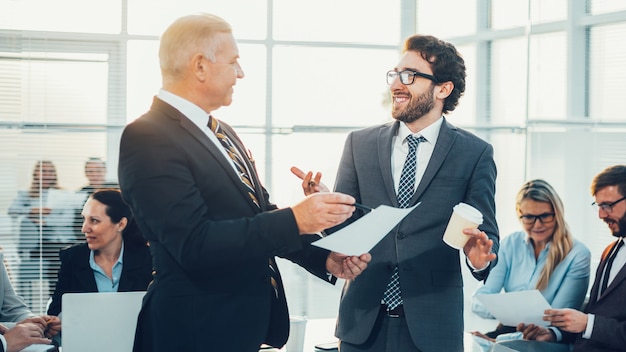 Detailopname. hoofd en assistent bespreken een werkdocument. kantoor werkdagen