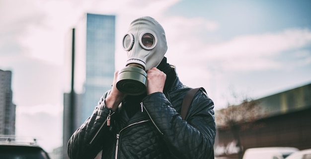 Detailopname. jonge man met een gasmasker op een straat in de stad