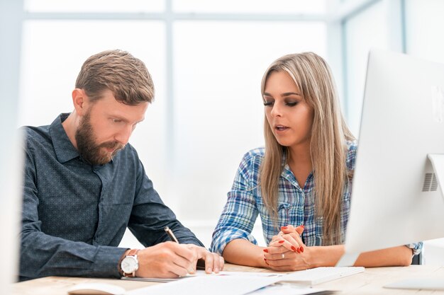 Detailopname. jonge zakenvrouw handen schudden met cliënt. concept van partnerschap