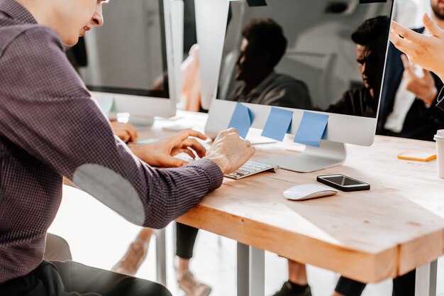 Detailopname. kantoormedewerker die op een computer werkt. kantoor weekdagen