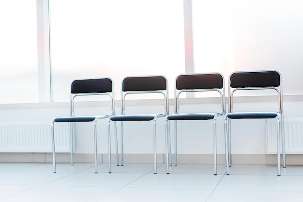 Detailopname. stoelen in de gang van het zakencentrum. foto met kopieerruimte