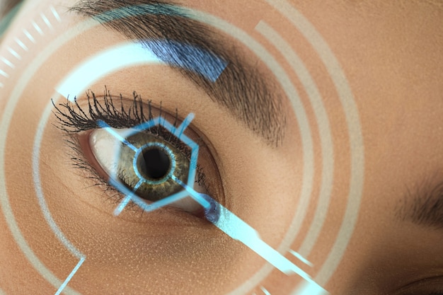 Detailopname. Toekomstige vrouw met oogpaneel voor cybertechnologie, cyberspace-interface, oogheelkundeconcept. Mooi vrouwelijk oog met moderne identificatie, medische behandeling voor focus. Visuele effecten.