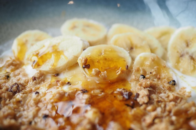 Detailopname van muesli Musli in een kom