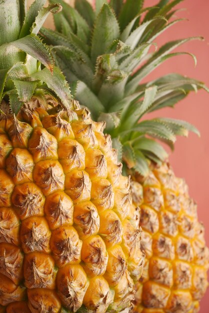 Detailopname van verse ananas in kom op tafel