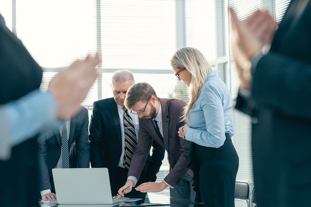 Detailopname. werkgroep die zich dichtbij het bureau bevindt. bedrijfsconcept