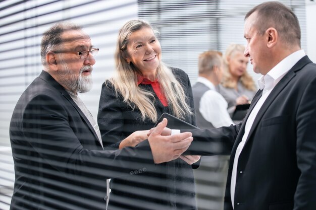 Detailopname. zakenman en zakenvrouw handen schudden in de kantoorlobby. het concept van samenwerking