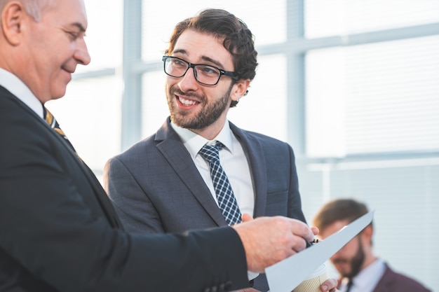 Detailopname. zakenmensen die een juridisch document bespreken. kantoor werkdagen