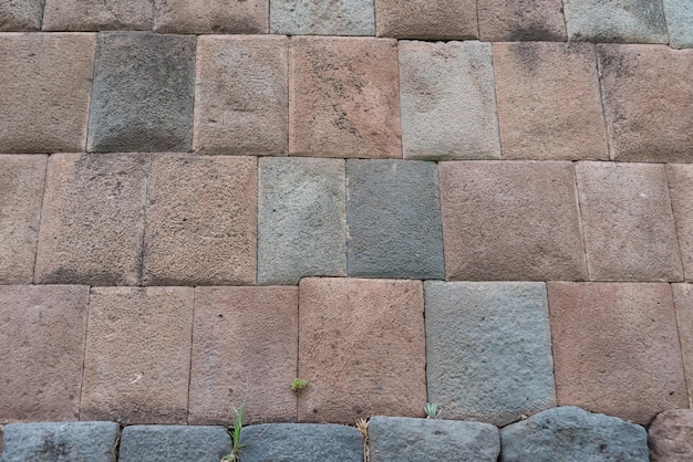 페루 코리칸차 쿠스코에 있는 거대한 돌 블록으로 지어진 고대 성벽의 세부 사항