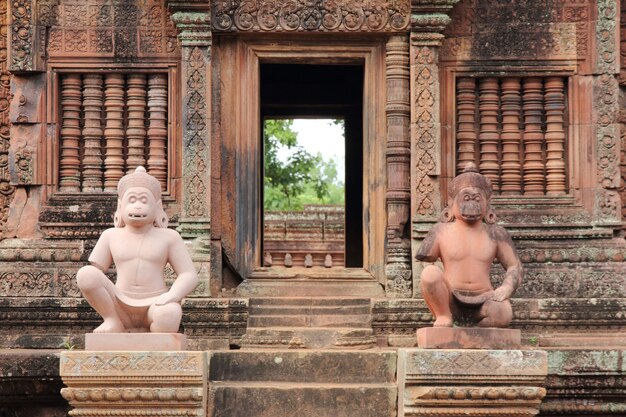 Bantey Srei、ピンクの寺院、シェムリアップ、カンボジアの詳細。