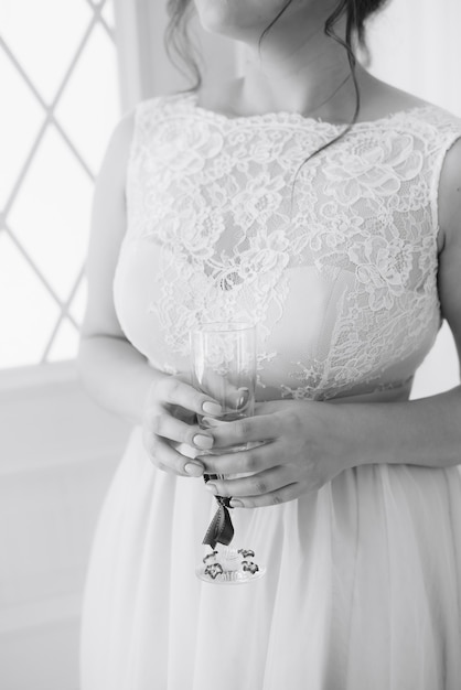 Details of the bride in the wedding dress