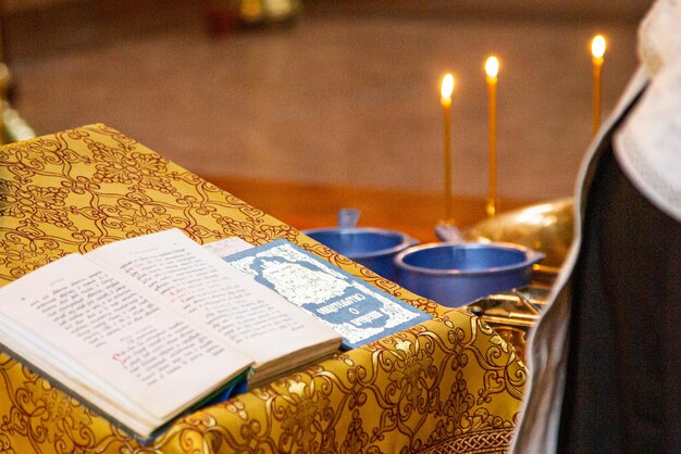 Foto i dettagli della cerimonia di cristianizzazione nella chiesa