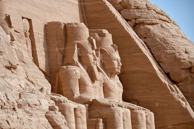 アブ・シンベル (Abu Simbel) のラムセス2世の寺院 (Ramses II Temple) に建てられたコロッシ (Colossus) 