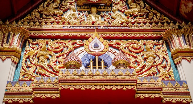 Details en fragmenten van oude traditionele boeddhistische tempel in thailand