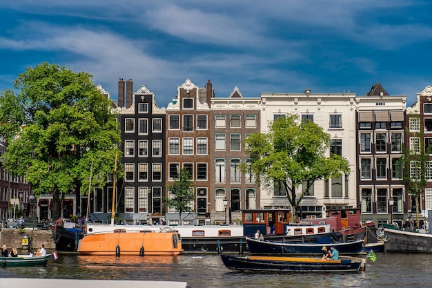 Details en gevels van Amsterdam karakteristieke bakstenen constructie van woongebouw in Amsterdamse School stijl Hoge kwaliteit foto