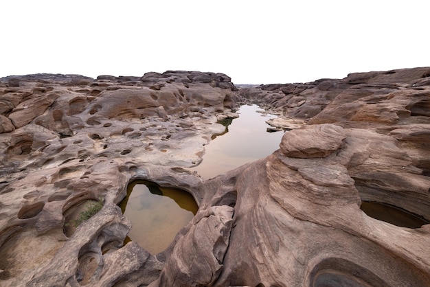 Details en texturen van natuurlijk voorkomende bergrotsen maken deel uit van de attractie. Grand canyon Sam Phan Bok Ubon Ratchathani provincie Thailand geïsoleerd op witte achtergrond