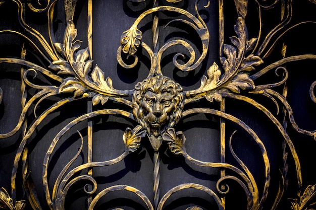 Details, structuur en ornamenten van gesmeed ijzeren hek. Decoratief ornament met leeuwen, gemaakt van metaal.