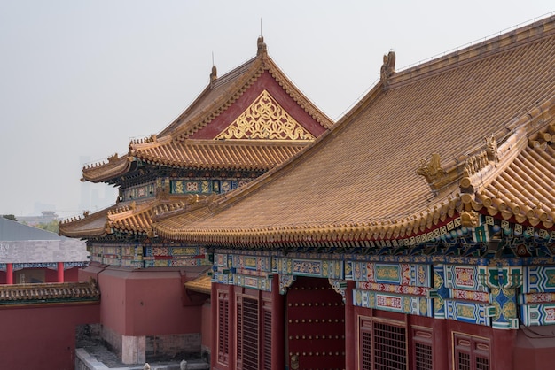 Details van dak en houtsnijwerk in Verboden Stad in Peking