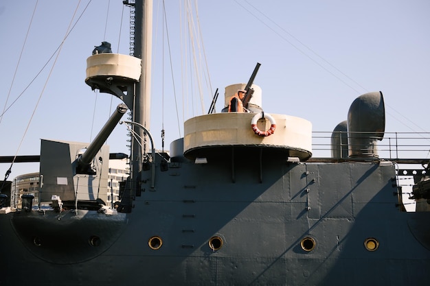 Foto details van de legendarische russische oorlogsschipkruiser aurora nadert de rivier de neva sint-petersburg rusland maart 2023