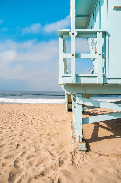 Details van de lichtblauwe badmeestertoren op het strand van Los Angeles