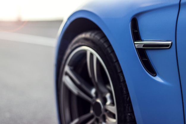 Details van een blauwe sportsedan