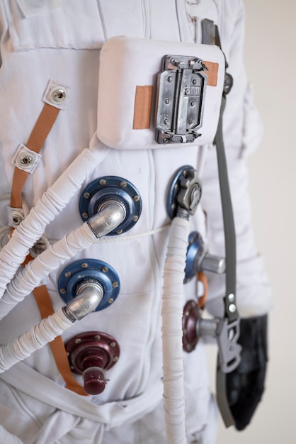 Details van een ruimtepak gedragen door een mannelijke astronaut