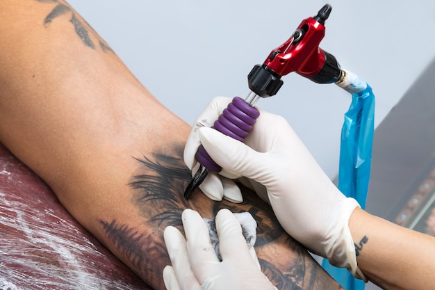 Details van een tattoo-kunstenaar werk