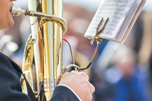 Foto details van handen die tuba bas spelen