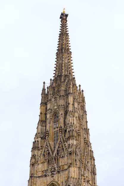 Details van het dak en de toren van de Stephansdom-St Stephanskerk. Wenen, Oostenrijk.