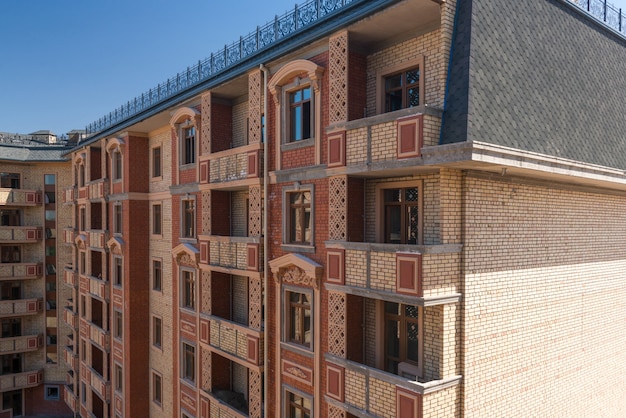 Details van het gebouw in aanbouw. Modern appartementencomplex ontwerp