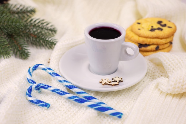 Details van het stilleven van de kamer Kopje koffie bij het ontbijt in het kerstinterieur