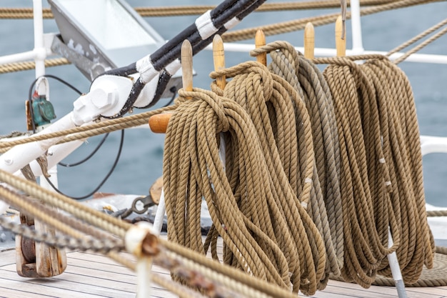 Foto details van touwen en banden voor zeeschepen voor zeilboten.