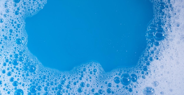 Пузырь пены моющего средства на синем фоне