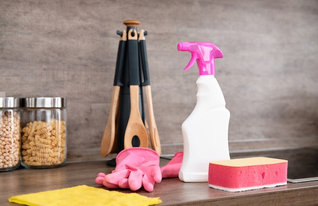 Foto detergentia en schoonmaakaccessoires op keuken. reinigen en wassen keuken. schoonmaakdienst