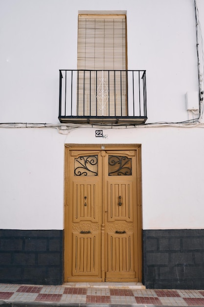 Photo a deteriorated wooden door of a house in a small village in andalusia spain