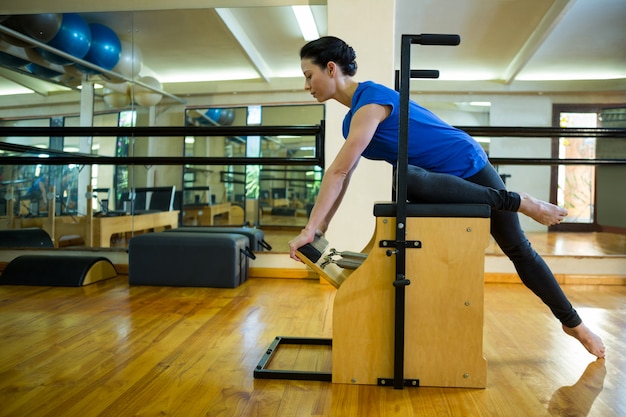 Photo determined woman exercising on wunda chair