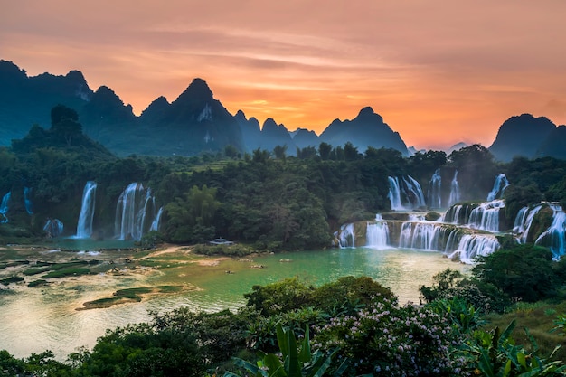 Detian Falls in Guangxi, China en Banyue Falls in Vietnam