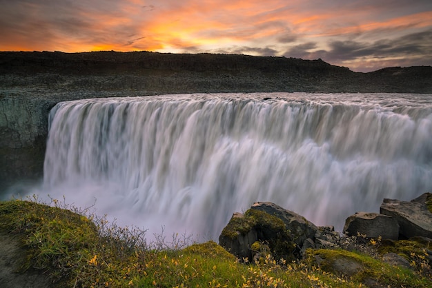 Photo detifoss waterfall with sunset in the background iceland