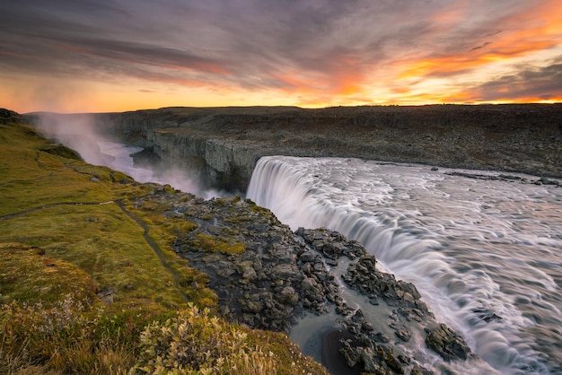 Detifoss waterval met zonsondergang op de achtergrond, IJsland